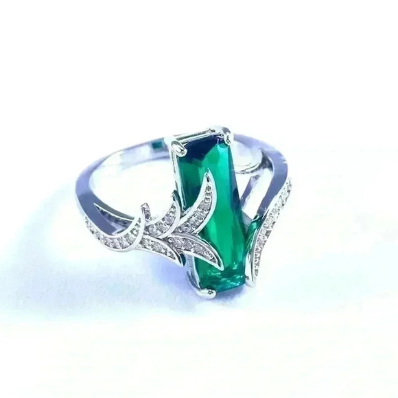 Gorgeous 14k White Gold OverSilver Emerald Diamond Ring - Picture 4 of 5